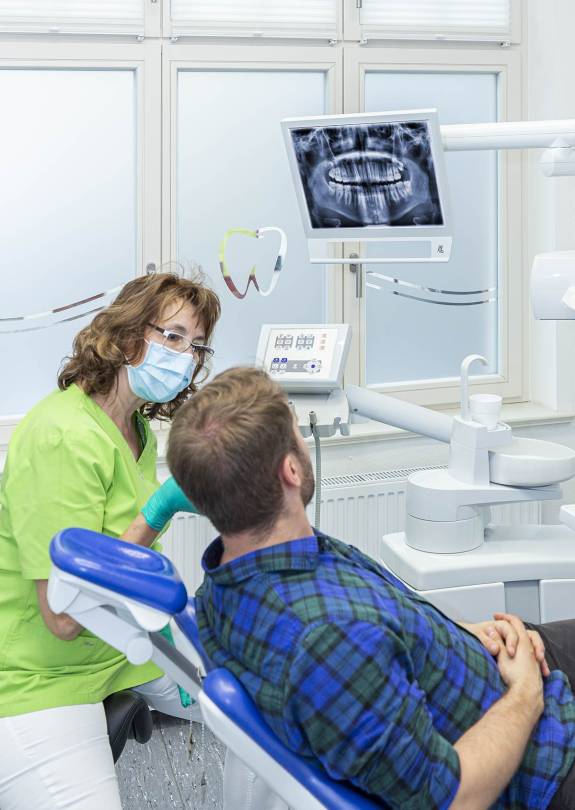 Patient und ZFA mit Röntgenbild