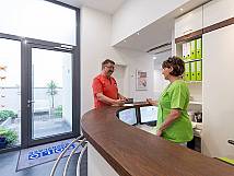 ZFA und Patient am Empfang